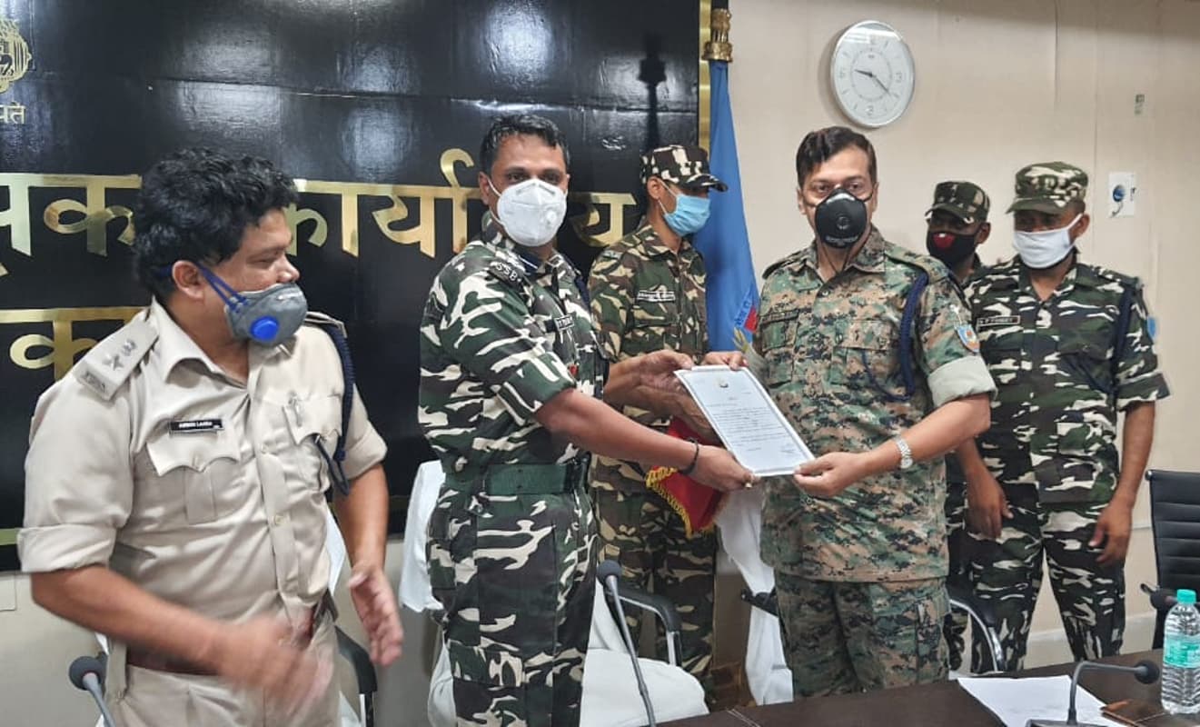 नक्सलियों का जोनल कमांडर निशिकांत बोकारो से गिरफ्तार, दुमका से बरामद हुए हथियार