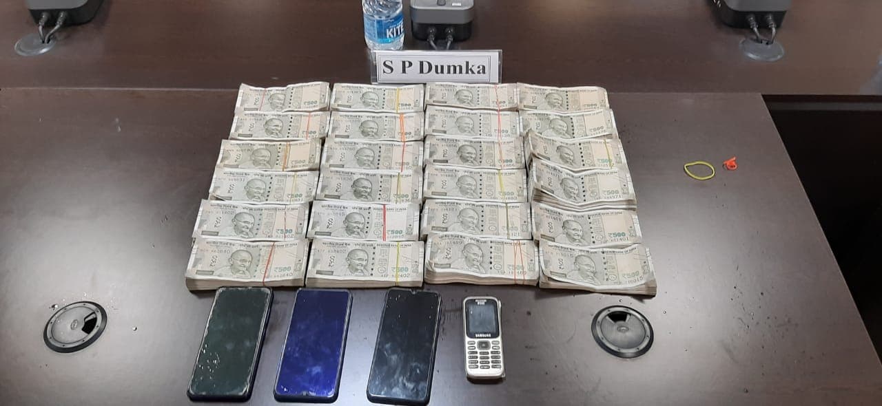 आंध्रप्रदेश के ट्रक चालक से दुमका में हुई लूटकांड में 4 कुख्यात अपराधी गिरफ्तार, 10.48 लाख रुपये बरामद