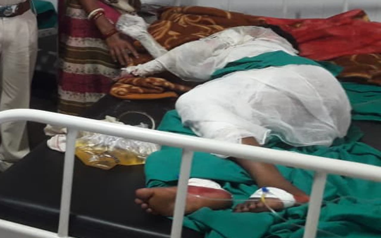 दुमका पेट्रोलकांड में युवती की मौत पर CM हेमंत सोरेन गंभीर, 10 लाख रुपये की सहायता राशि का दिया निर्देश दुमका पेट्रोलकांड में युवती की मौत पर CM हेमंत सोरेन गंभीर, 10 लाख रुपये की सहायता राशि का दिया निर्देश