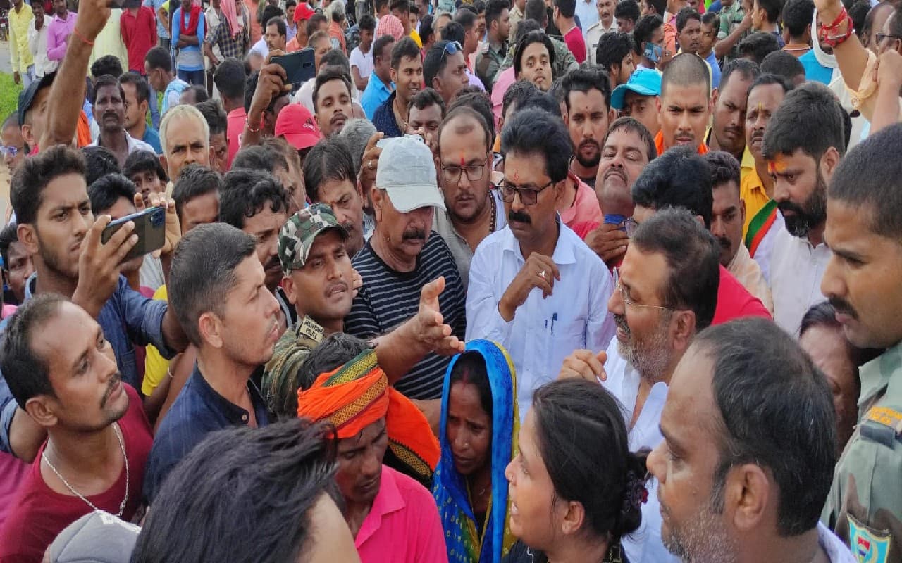 Dumka News: पीड़िता का शव पहुंचते ही भड़का आक्रोश, ग्रामीणों ने दुमका-भागलपुर रोड को चार घंटे तक किया जाम