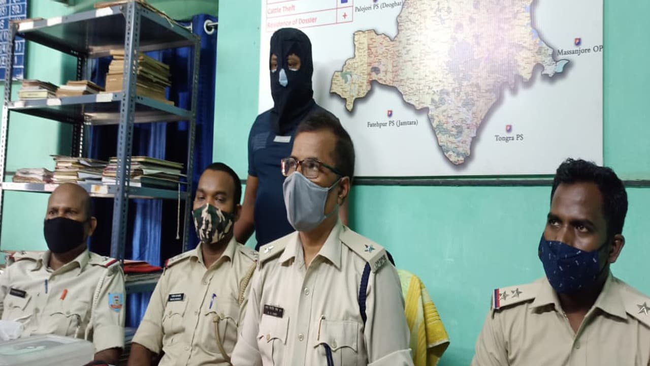 Jharkhand News: दुमका के गणपति ज्वेलर्स में डकैती का प्रयास, चली गोली, दुकानदार के सूझबूझ से एक अपराधी पकड़ाया