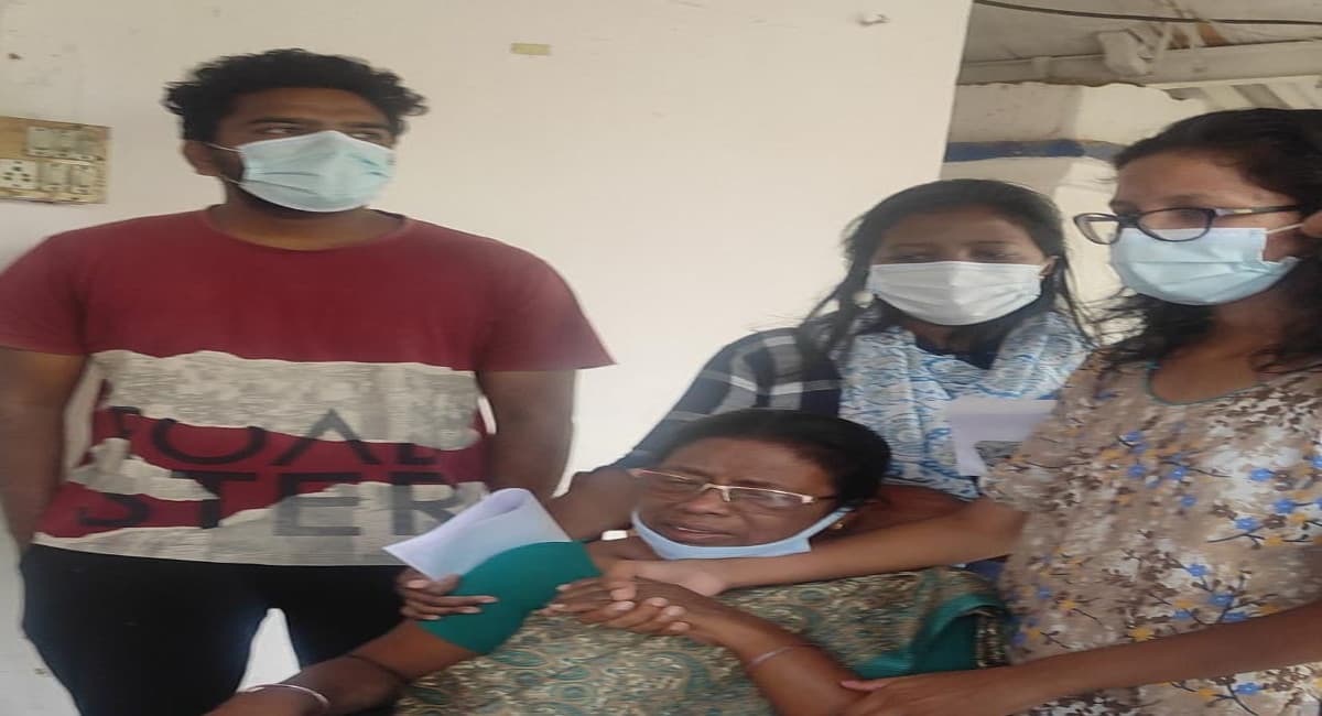 Jharkhand News: रिटायर्ड महिला टीचर से एक लाख की छिनतई, बेटी की सगाई की तैयारी के लिए बैंक से निकाले थे रुपये