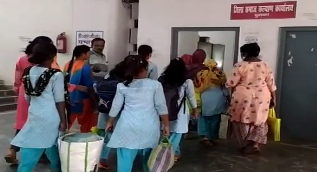 Jharkhand News: 8 किशोरियों को लेकर मुंबई पुलिस सकुशल पहुंची दुमका, काम की तलाश में ठाणे गयी थी लड़कियां