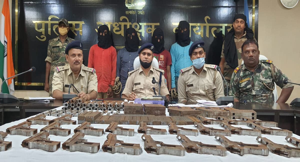 दुमका के पत्ताबाड़ी में मिनी गन फैक्ट्री का खुलासा, अवैध हथियार बनाने के मामले में 4 आरोपी गिरफ्तार