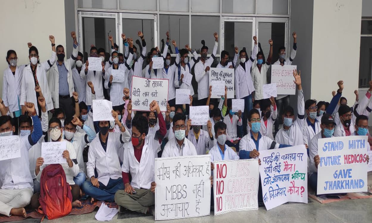 फूलो झानो मेडिकल कॉलेज के छात्रों ने दिया धरना, जानें क्या है डिमांड