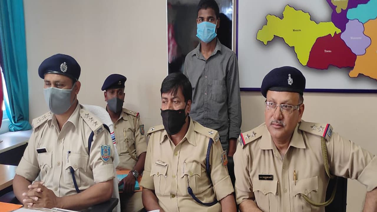 Jharkhand Crime News : 70 लाख रुपये रंगदारी मांगने का आरोपी गिरफ्तार, जानें कैसे मांगे थे पैसे Jharkhand Crime News : 70 लाख रुपये रंगदारी मांगने का आरोपी गिरफ्तार, जानें कैसे मांगे थे पैसे