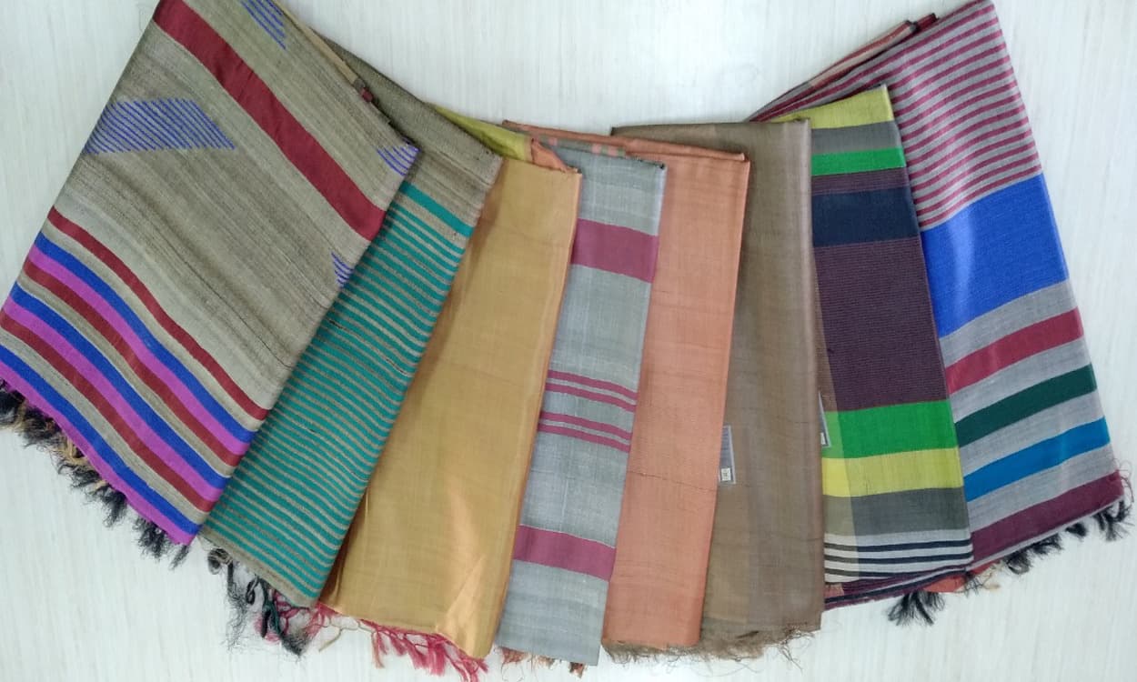 तसर सिल्क को लेकर दुमका में फार्म टू फैब्रिक का रूप देने में जुटीं ग्रामीण महिलाएं, बन रही हैं आत्मनिर्भर