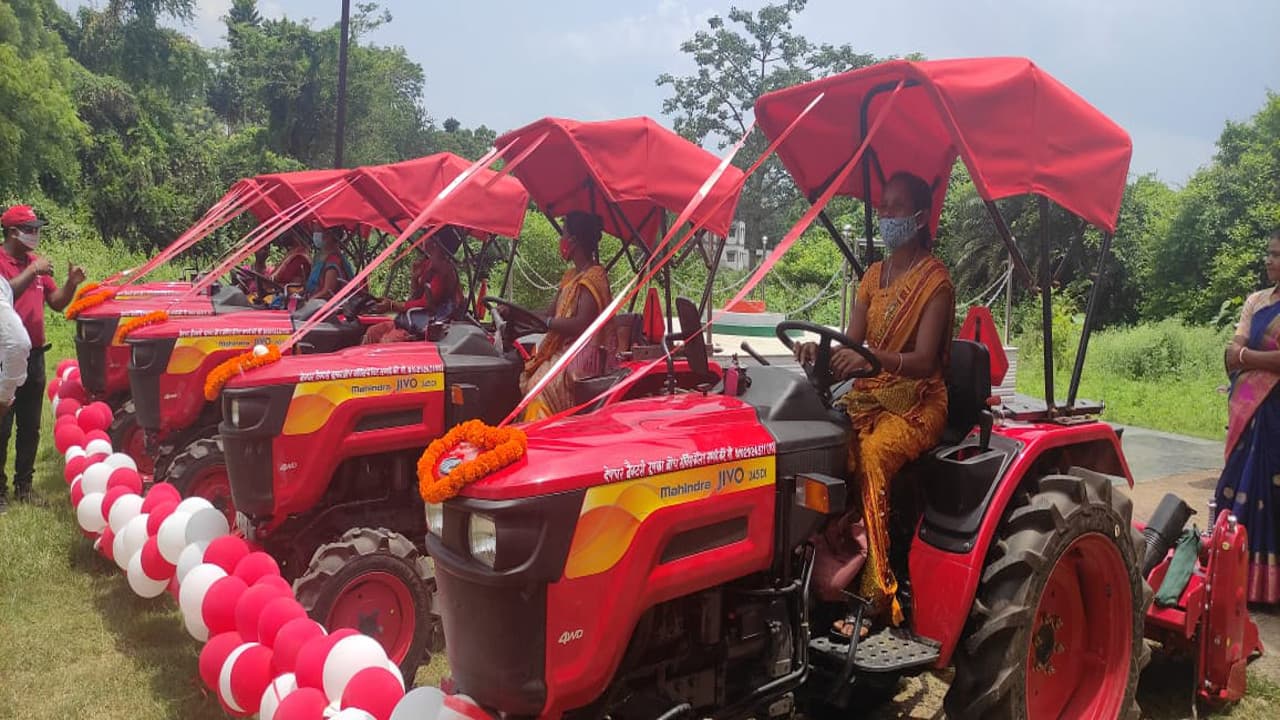 संताल की आदिवासी महिलाओं ने थामी ट्रैक्टर की स्टीयरिंग, खेतों में करेगी जुताई