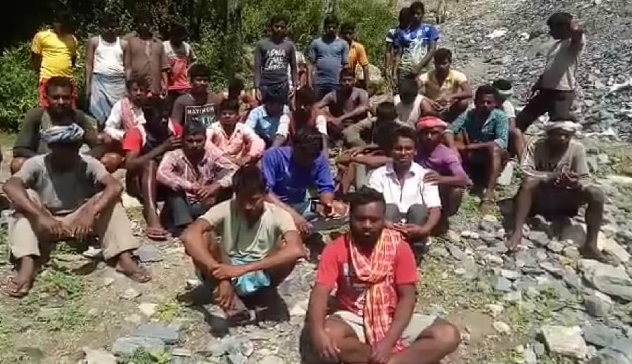उत्तराखंड के चमोली में फंसे हैं दुमका के 37 मजदूर, वीडियो भेजकर बतायी अपनी पीड़ा, सीएम से लगायी गुहार उत्तराखंड के चमोली में फंसे हैं दुमका के 37 मजदूर, वीडियो भेजकर बतायी अपनी पीड़ा, सीएम से लगायी गुहार
