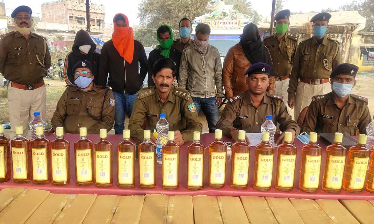 बिहार जा रही 60 पेटी विदेशी शराब को पुलिस ने दुमका में किया जब्त, धनबाद के 5 आरोपी गिरफ्तार