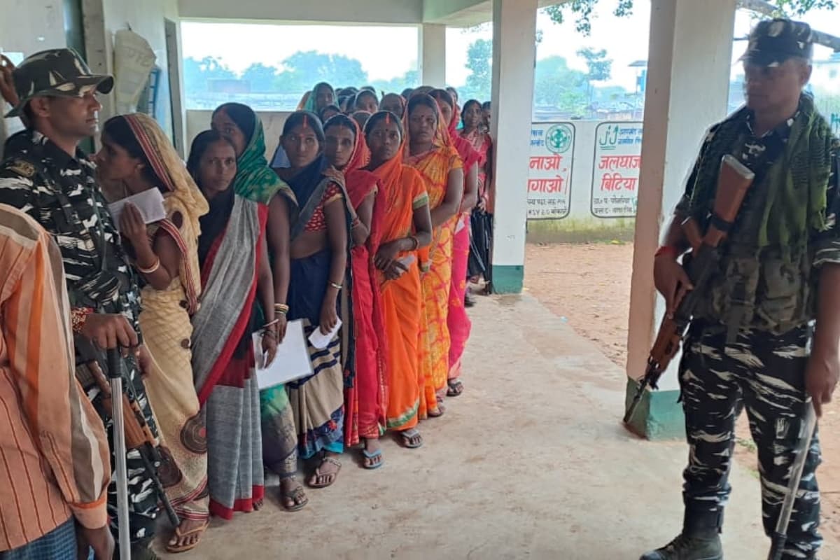 Dumri By-Poll PHOTOS: नक्सल प्रभावित इलाकों में भी बंपर वोटिंग, जवानों की मौजूदगी में निडर हैं मतदाता