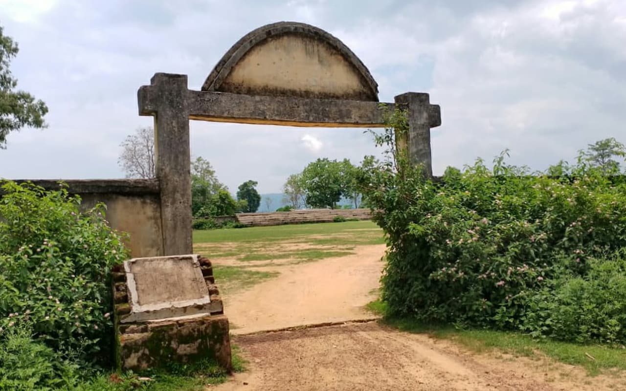 National Sports Day: गुमला में लाखों खर्च कर बने स्टेडियम, पर खेलने लायक ग्राउंड तक नहीं