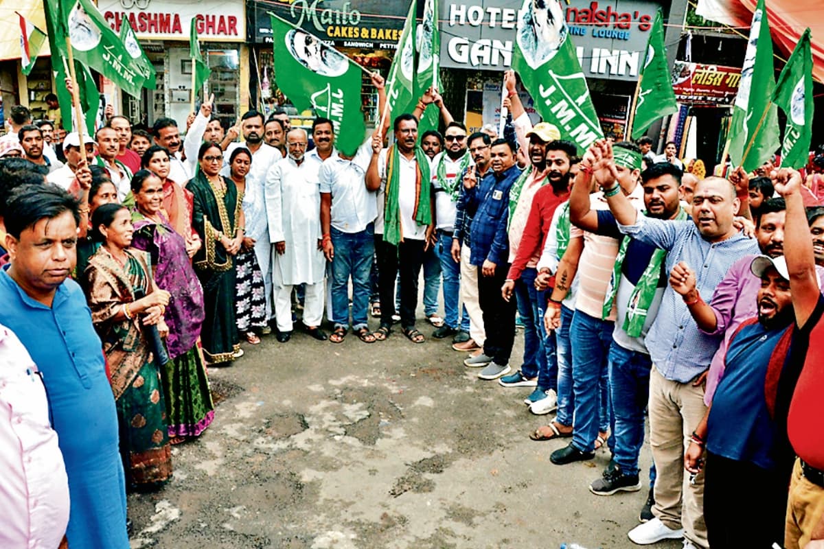 डुमरी की जीत पर देवघर में जेएमएम और 'इंडिया' ने मनाया जश्न, जलाये पटाखे, मिठाई खिलाकर किया खुशी का इजहार