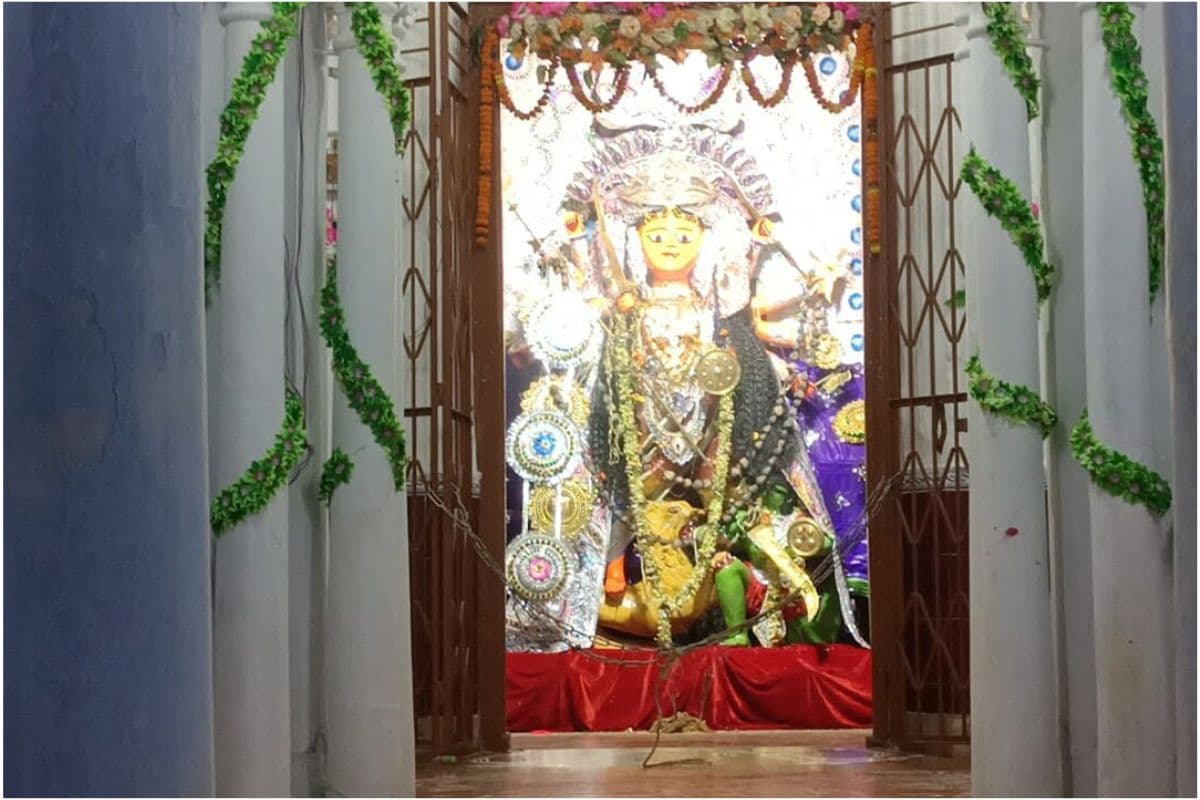 बंगाल : चांदी के घड़े में जल भरकर घर की नव विवाहिता दुल्हन दुर्गा रूपी मां लक्ष्मी का करती है जलाभिषेक