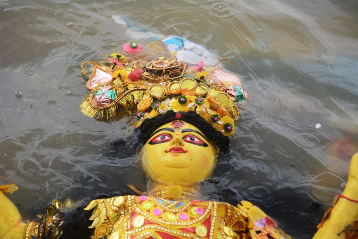 Photos : 'आबार एशो मांं' गंगा घाटों पर कड़ी सुरक्षा में मां दुर्गा काे दी गई विदाई