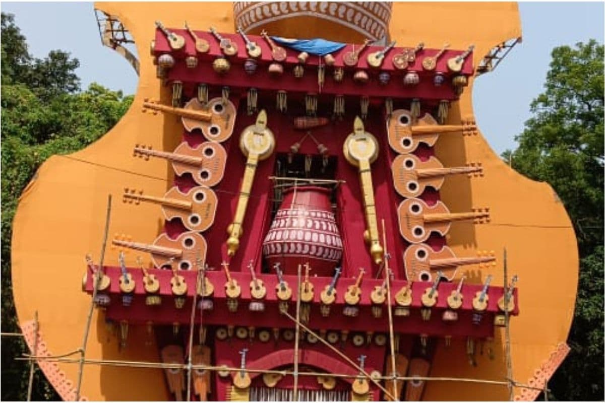 Durga puja 2023 : बाबू लाइन में गिटार के तर्ज पर बन रहा है पूजा पंडाल, लोगाें के आकर्षण का बना केन्द्र