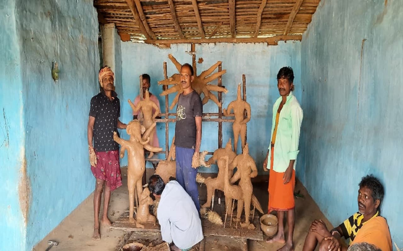 Durga Puja 2022: झारखंड में यहां मूर्तिकार नहीं, श्रद्धालु ही बना रहे मां दुर्गा की इकोफ्रेंडली प्रतिमा