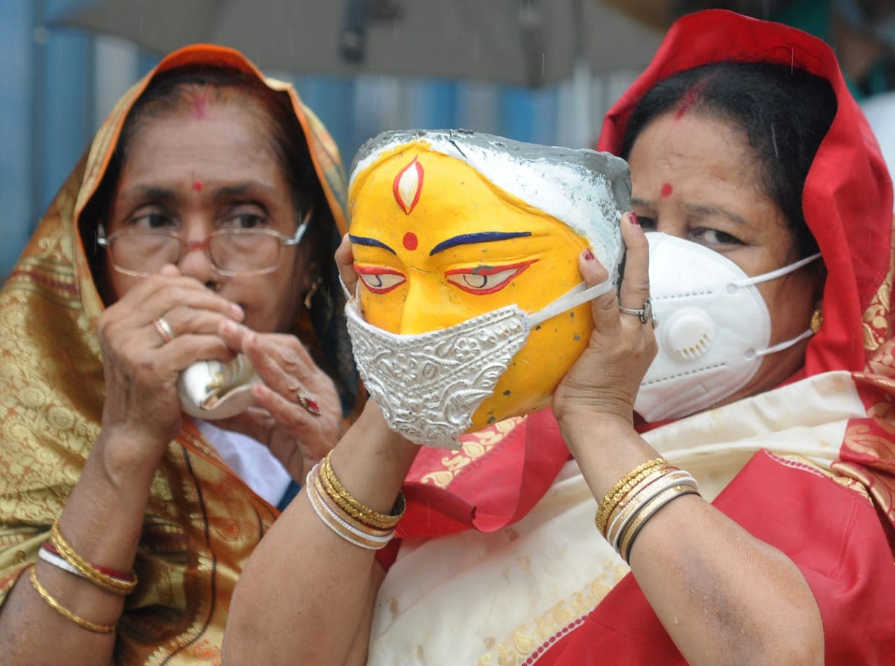 Durga Puja 2020: इस बार ऐसे दर्शन देंगी मां दुर्गा, हाथों में अस्त्र-शस्त्र नहीं, होंगे कोविड-19 से लड़ने के औजार Durga Puja 2020: इस बार ऐसे दर्शन देंगी मां दुर्गा, हाथों में अस्त्र-शस्त्र नहीं, होंगे कोविड-19 से लड़ने के औजार