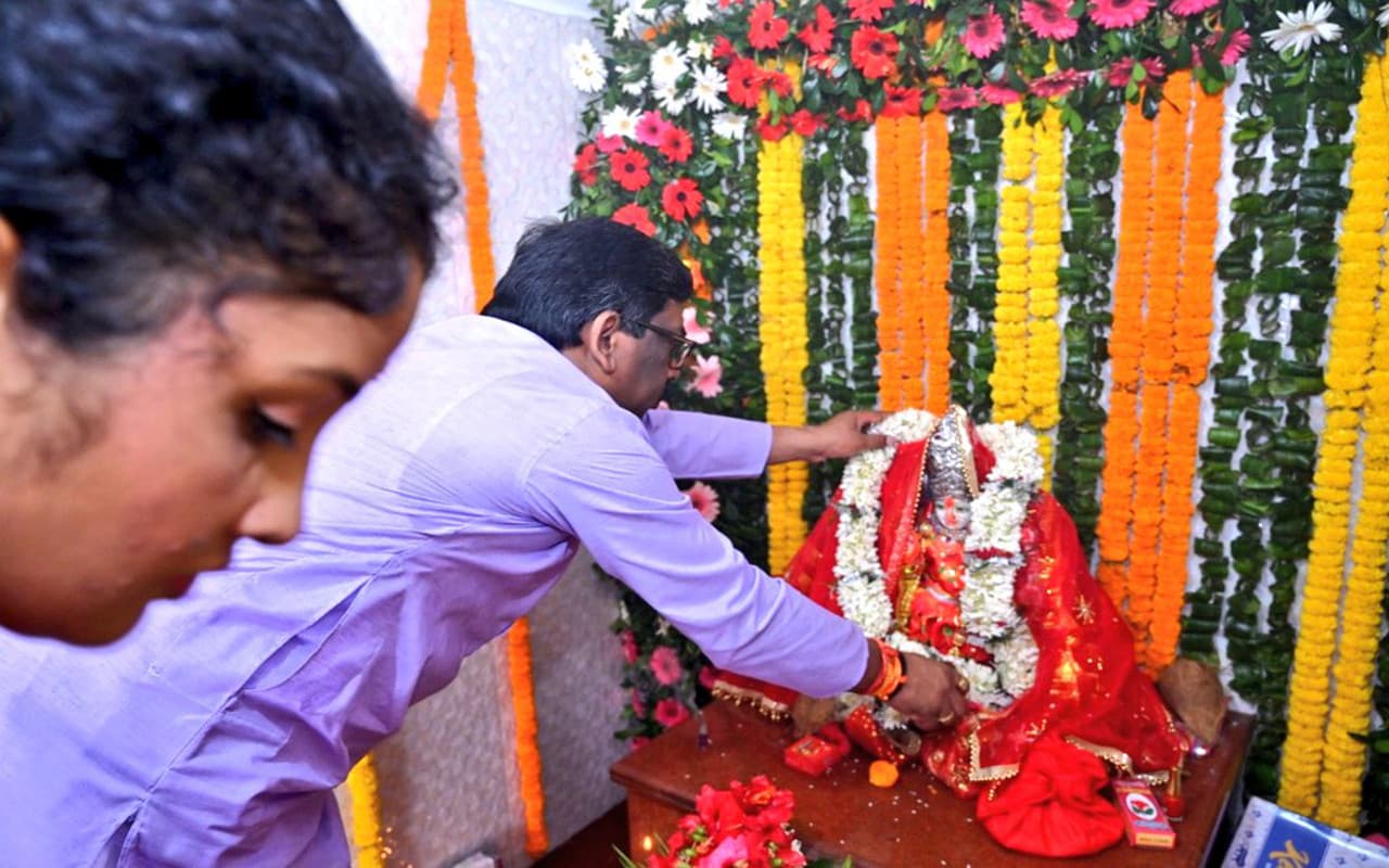 Durga Puja: CM हेमंत समेत झारखंड के अन्य राजनेताओं ने मां दुर्गा से राज्य की खुशहाली का मांगा आशीर्वाद