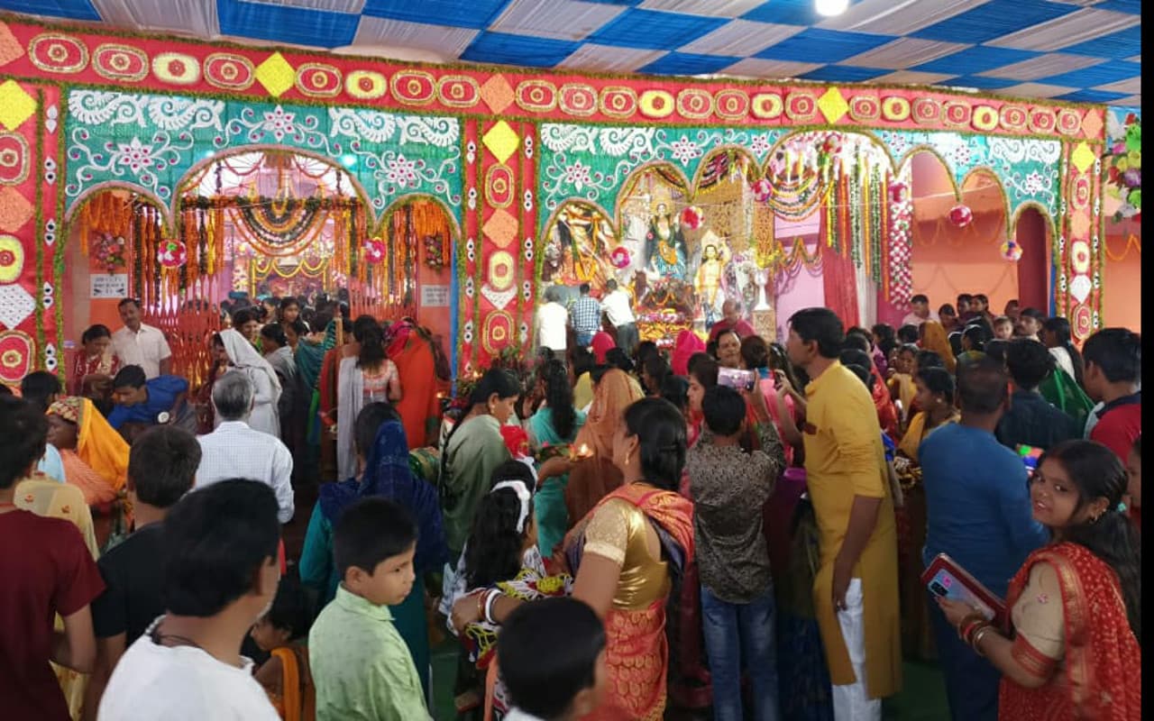Durga Puja: मां दुर्गा के उत्सव में डूबा गुमला, चारों ओर उत्साह, पुलिस प्रशासन की चौकस निगाहें