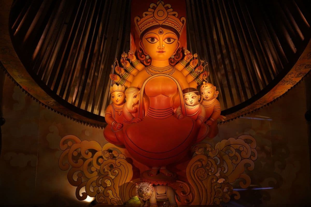 PHOTOS : कोलकाता में अगरबत्ती से तैयार किये गये मंडप में मां दुर्गा हुई विराजमान, बनी आकर्षण का केन्द्र