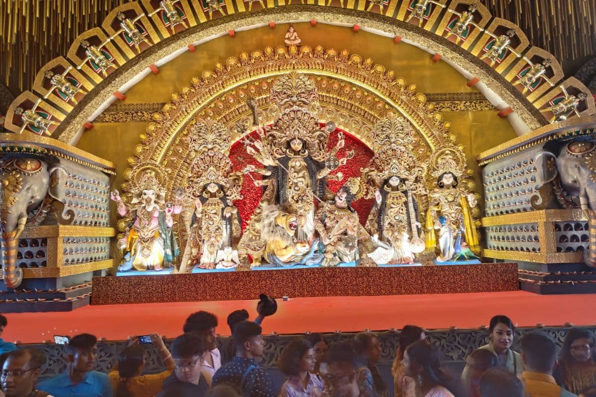 Photos : कोलकाता में डेढ़ लाख बेलपत्तों से तैयार की गई मां दुर्गा की प्रतिमा, बनी लोगों के आकर्षण का केन्द्र