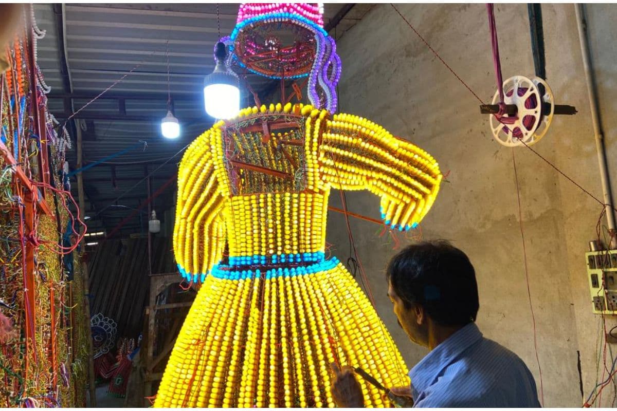 दुर्गापूजा 2023 : पूजा पंडाल की लाइटिंग में चद्रयान - 3 की कामयाबी दिखाने की होड़