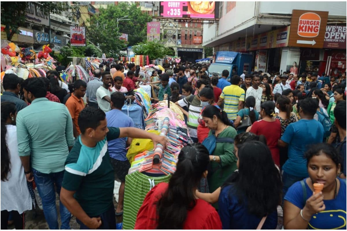 दुर्गापूजा की खरीदारी : ऑनलाइन शांपिग साइटों के बावजूद बाजारों में खरीददारी के लिये लोगों की उमड़ रही भीड़