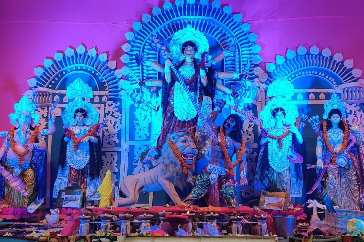 PHOTOS: रांची के अनगड़ा में देखते बन रही है दुर्गा पूजा पंडालों की रौनक, मां की आराधना में जुटे श्रद्धालु