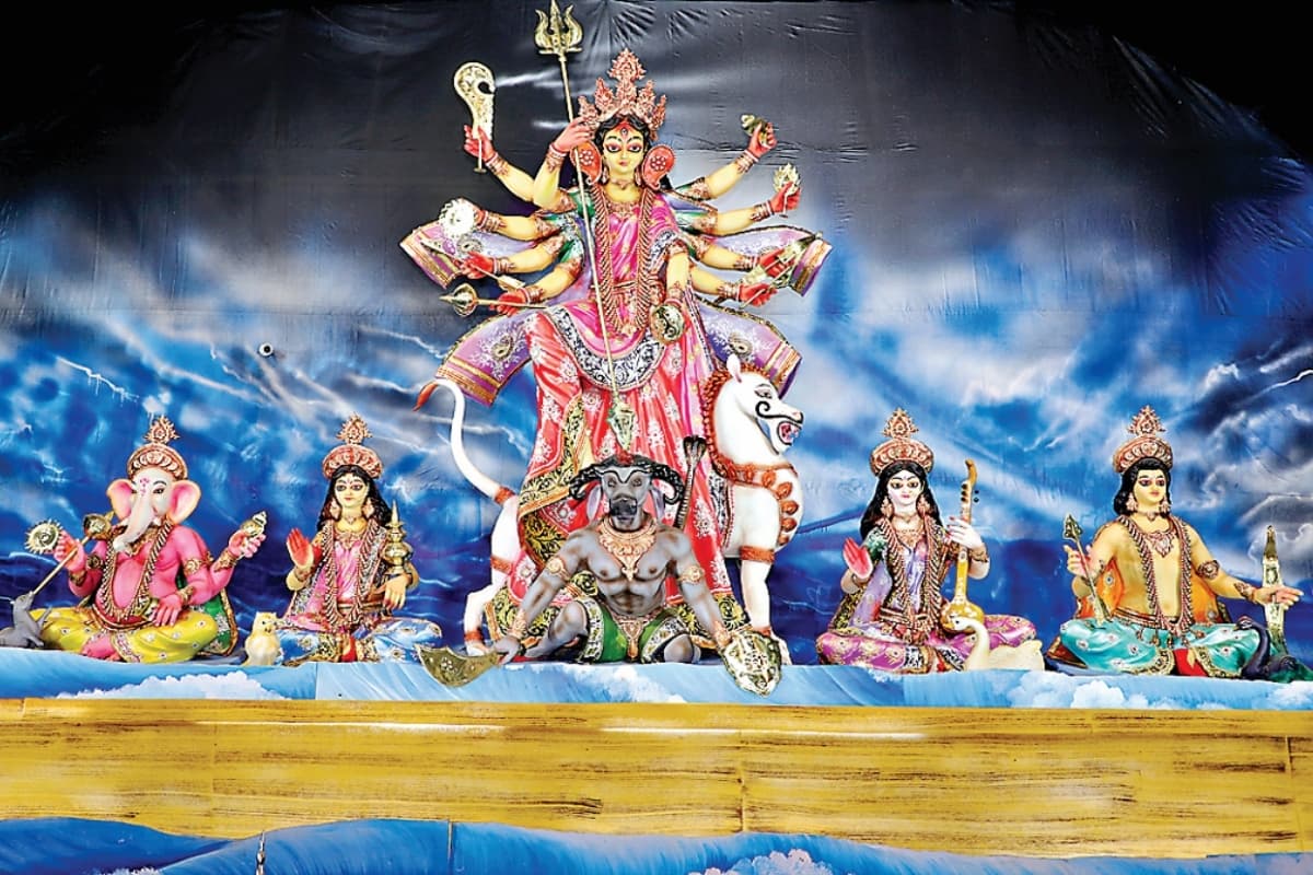 PHOTOS: रांची के दुर्गा पूजा पंडालों में देखिए मां का दिव्य रूप, श्रद्धालुओं का उमड़ रहा सैलाब