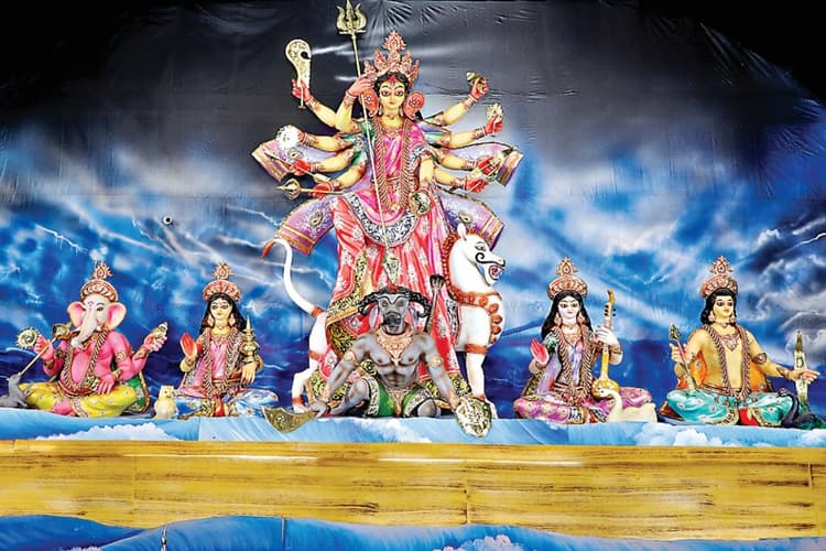 PHOTOS: रांची के दुर्गा पूजा पंडालों में देखिए मां का दिव्य रूप, श्रद्धालुओं का उमड़ रहा सैलाब