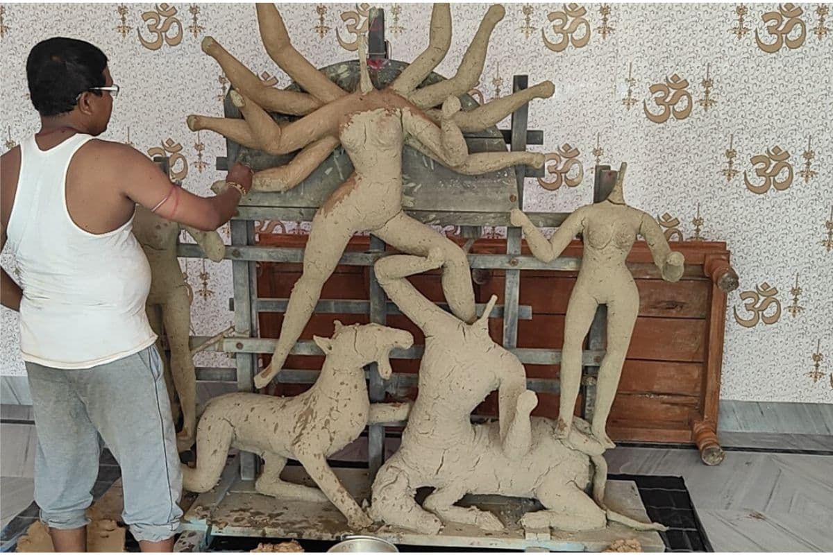 Durga puja 2023 : मलानदिघी के घटक परिवार की दुर्गा महिषमर्दिनी रूप में सखियों के साथ होती है विराजमान
