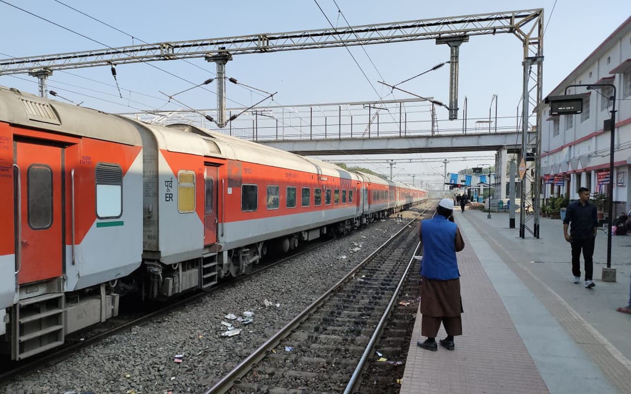 Railways News: मधुपुर रेलवे स्टेशन पर दुरंतो समेत कई ट्रेन घंटों खड़ी रहीं, कई देर से खुलीं, जानें कारण