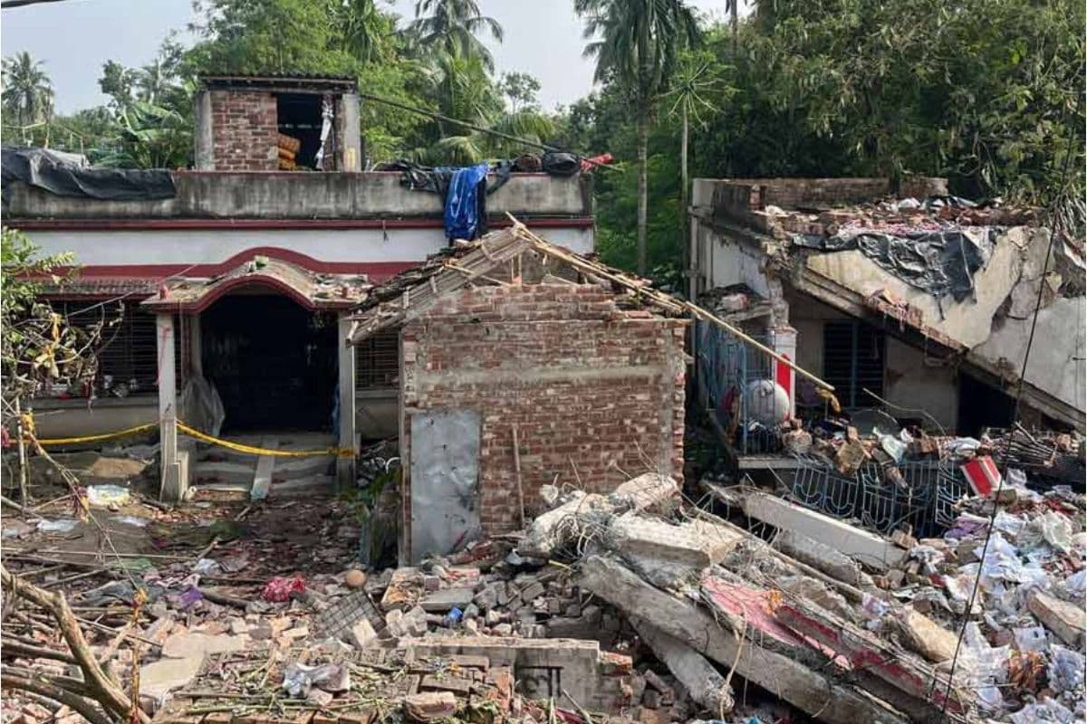 बंगाल : पटाखा फैक्टरी विस्फोट मामले में मृतक संख्या बढ़कर हुई 9, एक व्यक्ति गिरफ्तार