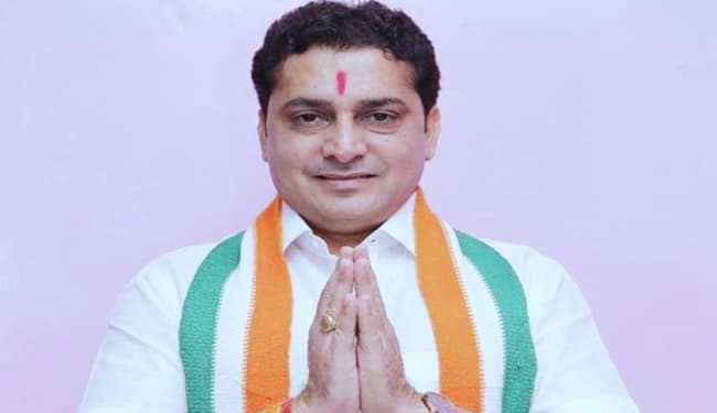 गुजरात : टी-शर्ट में सदन पहुंचे कांग्रेस विधायक, विधानसभा से बाहर निकाला गया, मिमी और नुसरत भी वेस्टर्न ड्रेस में पहुंच चुकी हैं संसद