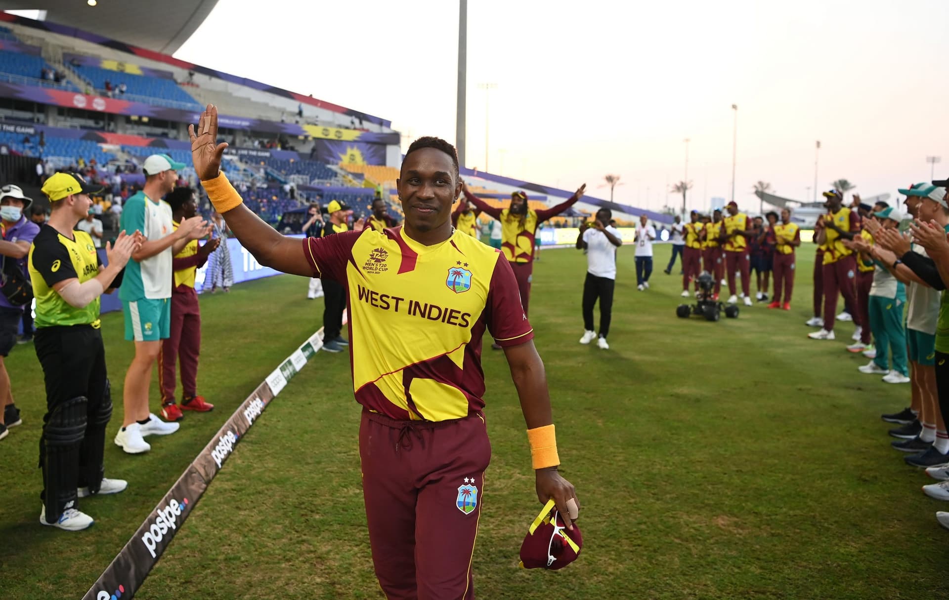 WI vs AUS: ब्रावो को वेस्टइंडीज-ऑस्ट्रेलियाई खिलाड़ियों ने दिया गार्ड ऑफ ऑनर, वॉर्नर ने किया चैंपियन डांस