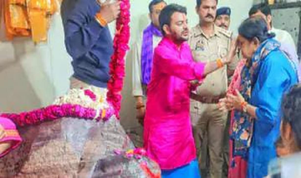 UP News: केंद्रीय गृह मंत्री अमित शाह की पत्नी पहुंची मथुरा, दानघाटी मंदिर में 1 घंटे तक की पूजा अर्चना