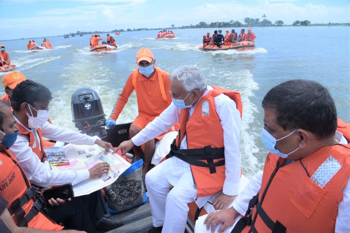 मुख्यमंत्री नीतीश कुमार ने बोट से लिया बाढ़ग्रस्त इलाकों का जायजा, बोले- बाढ़ को लेकर सरकार पूरी तरह से सतर्क