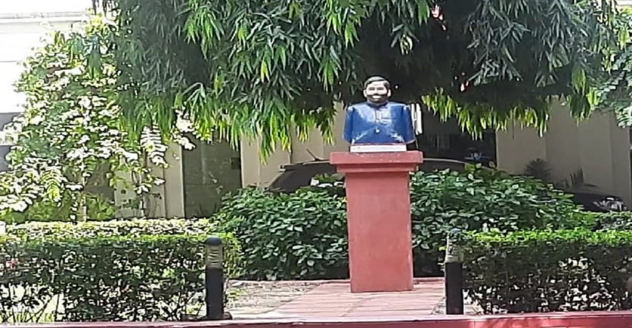 मोदी सरकार ने दिया बंगला खाली करने का नोटिस, चिराग ने लगवा दी पिता रामविलास पासवान की प्रतिमा, गरमायी सियासत