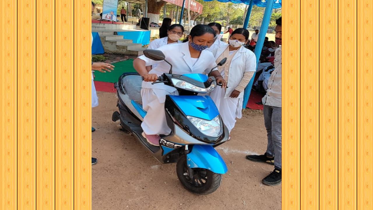 Jharkhand news: कोल्हान की सहिया दीदियों को हाेली का तोहफा, टाटा स्टील की ओर से मिल रहा ई-स्कूटर