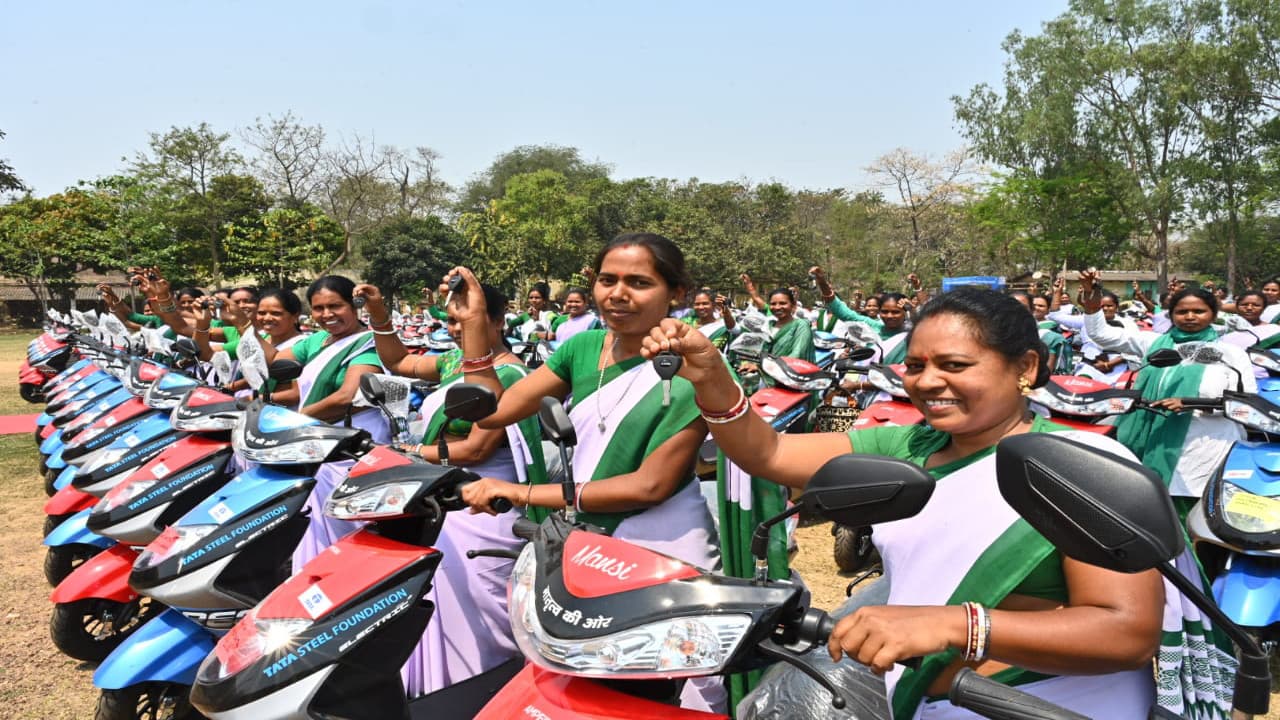 Jharkhand news: GPS से लैस ई-स्कूटी से चाईबासा के दुर्गम इलाकों में स्वास्थ्य सेवाएं पहुंचा रहीं ANM दीदी