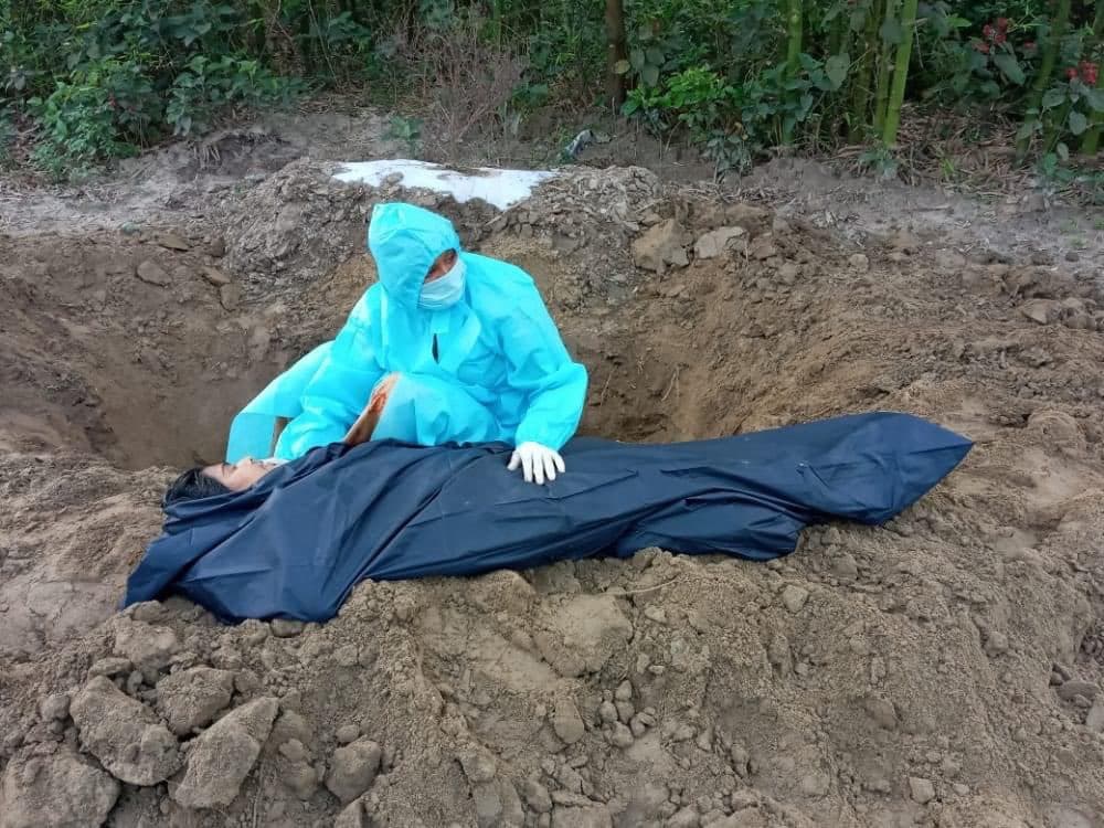 नहीं मिले चार कंधे, तो बेटी ने खुद मां के शव को दफनाया, कोरोना से पहले पिता अब मां की भी हो गयी मौत