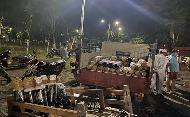 बिहार में लोकमान्य तिलक ट्रेन से उतारा गया 225 ऑक्सीजन सिलिंडर, कालाबाजारी के संदेह में प्रशासन ने किया जब्त