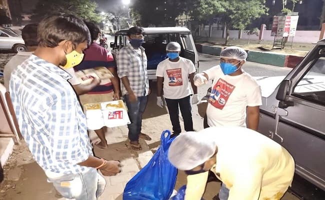 पटना के अस्पतालों में कोरोना मरीजों को मछली-चावल खिला रहे हैं मंत्री मुकेश सहनी, जानें क्यों लिया यह फैसला