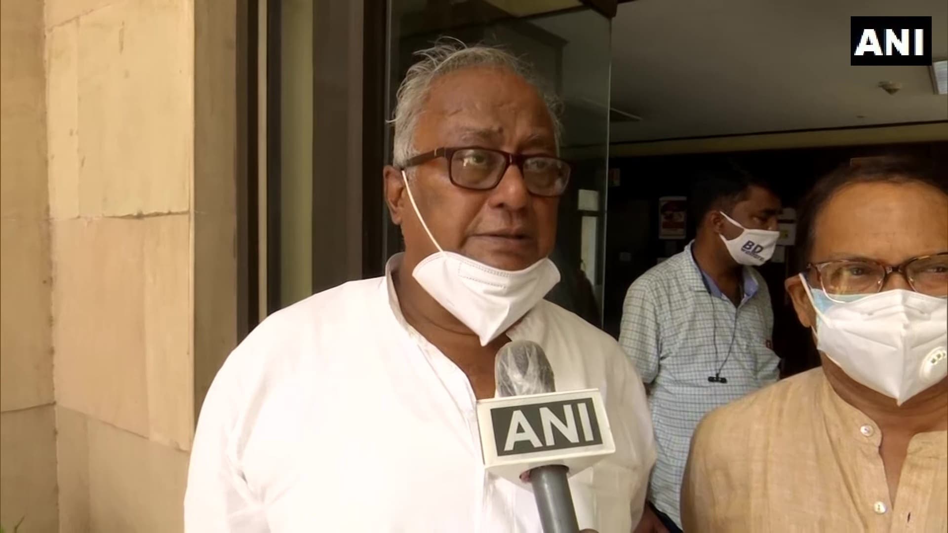 TMC सांसद सौगत राय ने आयोग को सौंपा ज्ञापन, पूछा मतगणना स्थल पर सुरक्षाबलों के कोरोना टेस्ट का क्या है प्लान