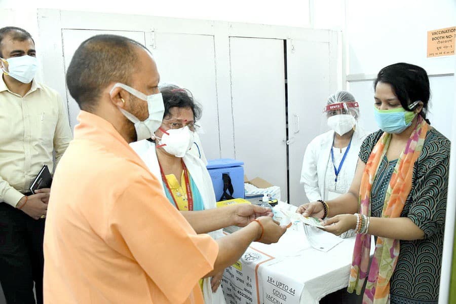कोरोना वैक्सीन के लिए वैश्विक टेंडर निकालने वाला पहला राज्य बना UP, मंगायेगा 40 मिलियन डोज
