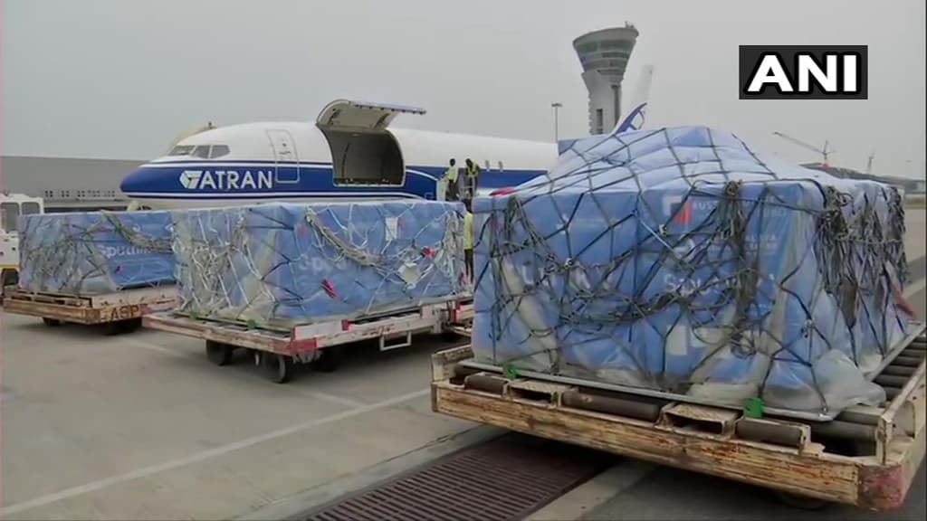 भारत पहुंची रूसी कोरोना वैक्सीन स्पूतनिक-V की पहली खेप, अब 18+ के वैक्सीनेशन में नहीं होगी देरी!