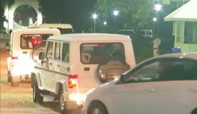 मुख्यमंत्री पद से इस्तीफा देने के लिए राजभवन पहुंची ममता बनर्जी, शपथ ग्रहण पांच मई को