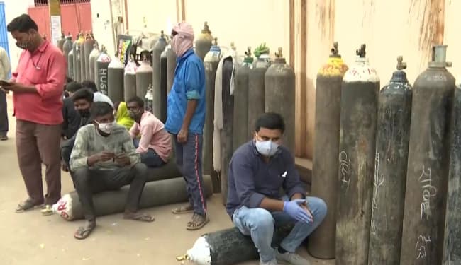 लखनऊ में ऑक्सीजन सिलेंडर प्लांट में पिछले दो दिनों से ऑक्सीजन नहीं, बाहर कतार लगा खड़े हैं लोग