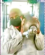 रोज कंधे पर ऑक्सीजन सिलेंडर पहुंचा रहा 72 साल का पिता, नहीं बचा पाया बेटे की जान
